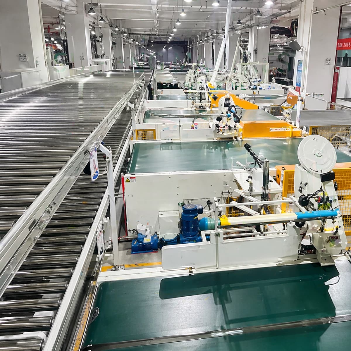 Mattress production line with conveyor equipment